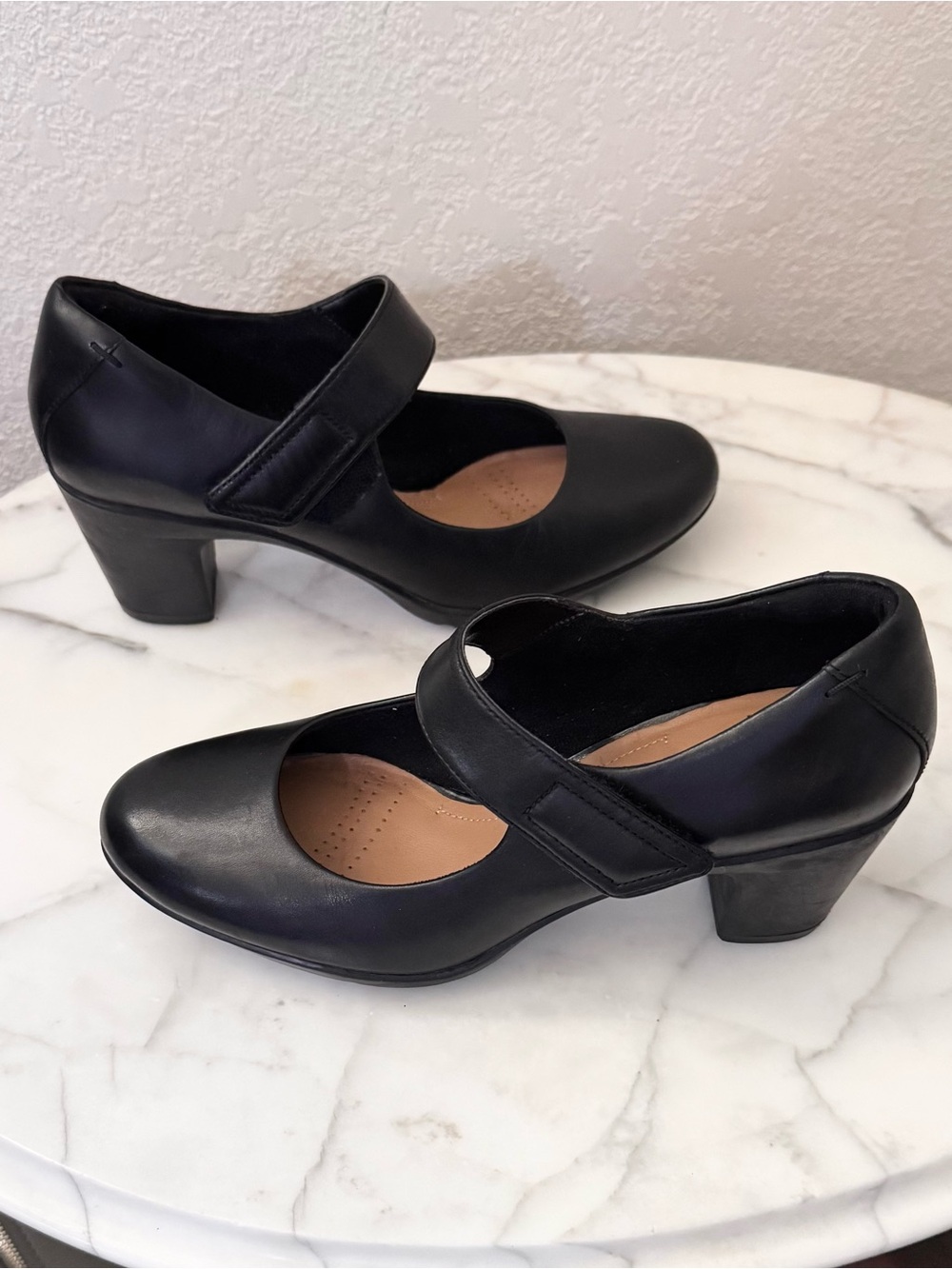 Clarks Artisan Leather Emme Mary Jane Velcro strap 7.5 beautiful 2.5 comfy heel - Picture 2 of 10